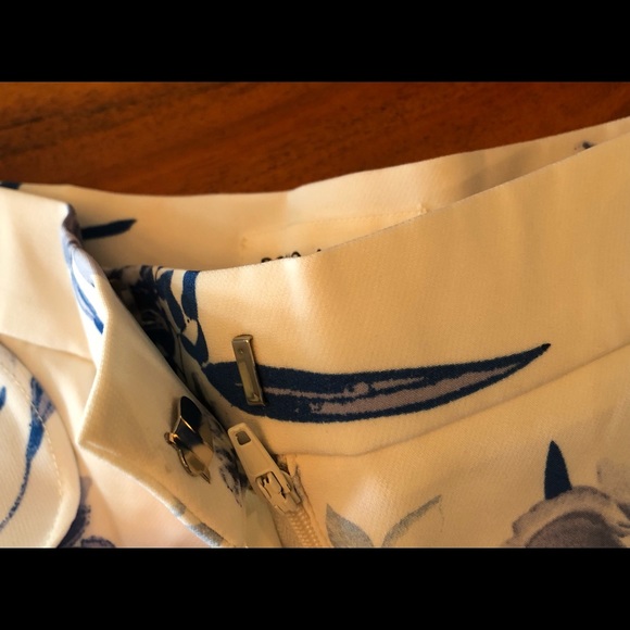 NWT Floral shorts with ruffle detail and side pockets. Size 2. Soho Apparel - Picture 6 of 7